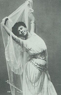 Olga Preobrazhenskaya como Izora, Barba Azul