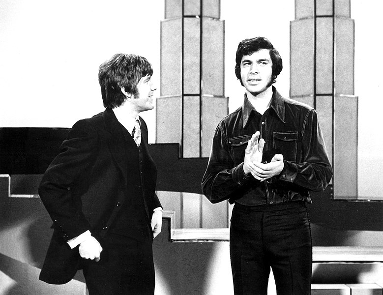 File:Oliver and Engelbert Humperdinck on The Engelbert Humperdinck Show 1970.jpg