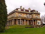 Headington Hill Hall ve ekli avlu duvarı