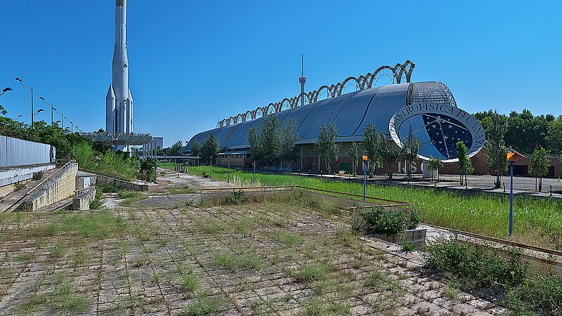 File:Pabellón del Futuro, Expo'92 Sevilla.jpg