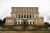 Pohled zepředu na Palazzo Farnese.jpg