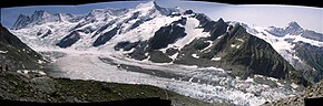 Panoramaaufnahme des Oberen Eismeers (Bildmitte), des Fieschergletschers und des Challifirns (ganz rechts)