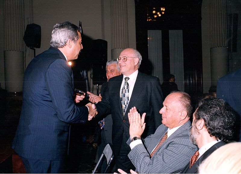 Archivo:Paul Armony recibe la Medalla del Senado (1998).jpeg