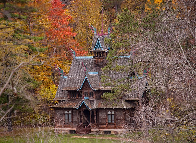 File:Pavillon Dragestil - Little Norway, Wisconsin.jpg