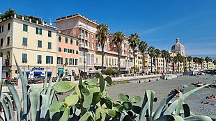 La parte centrale di Levante del lungomare con al centro il palazzo Doria alla Marina