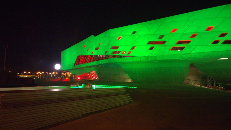 File:Phaeno green night wolfsburg.tif