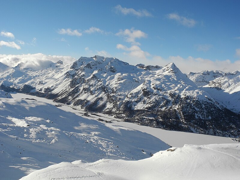 File:Piz Lagrev li, Piz Polaschin re. von der Station Murtel.jpg