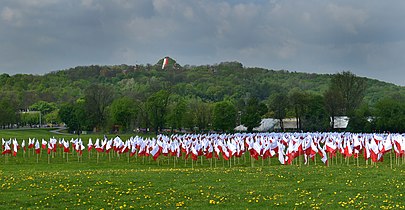 Kopiec widziany z Błoń, Dzień Flagi Rzeczypospolitej Polskiej, 2 maja 2019