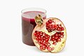 Pomegranate juice with slice.jpg