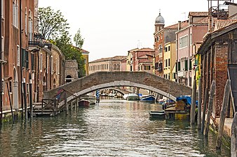 le Ponte de la Scoazèra[1] reliant la Calle del Magazen au campo de l'église San Trovaso. Les scoazzera furent des décharges de transit ouvertes entre quatre murs qui ont vu le jour aux XVe et XVIe siècles