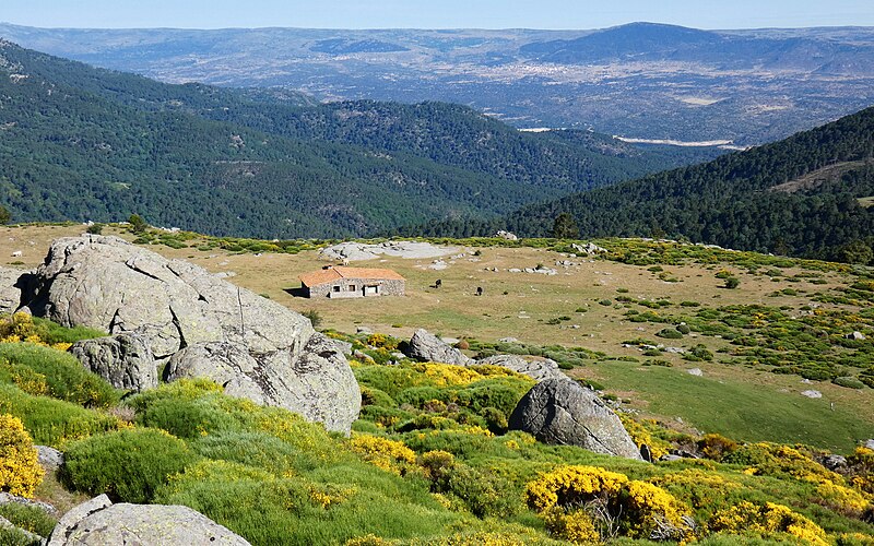 File:Pozo de la nieve (El Tiemblo).jpg