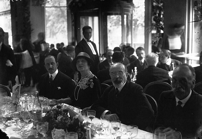 File:Pré Catelan - les propriétaires des grands crus de France - Barthou, Cécile Sorel, marquis de Ségur - (photographie de presse) - Agence Meurisse.jpg