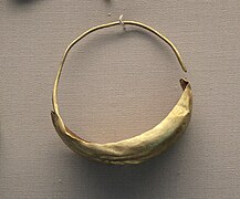 Boucles d'oreille en or en forme de croissant, tombe de Puabi.