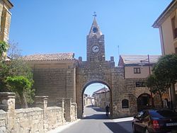 Puerta del reloj de Villabrágima.JPG