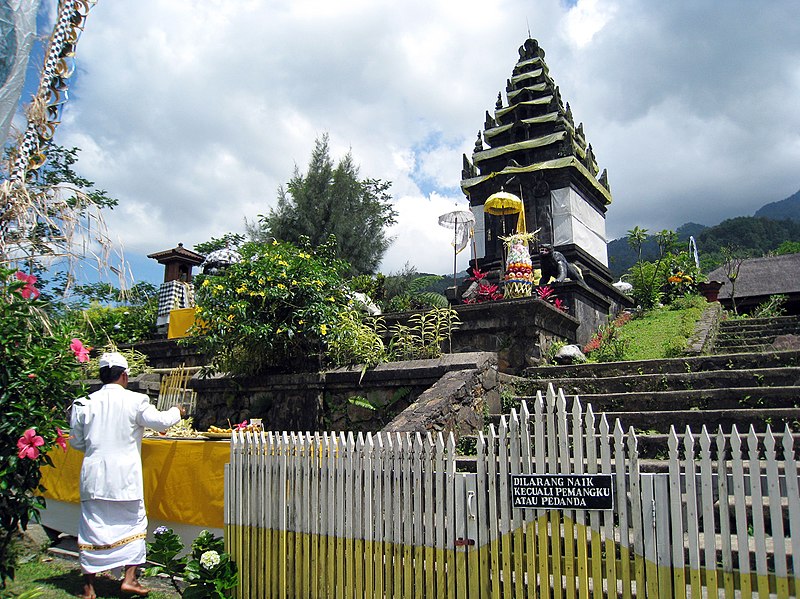 File:Pura Parahyangan Agung Jagatkartta, Candi Siliwangi Shrine.jpg