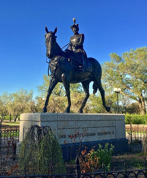 File:Queen Elizabeth II statue (Regina, Saskatchewan) cropped.jpg