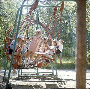 English: City play park Русский: Дети на качелях