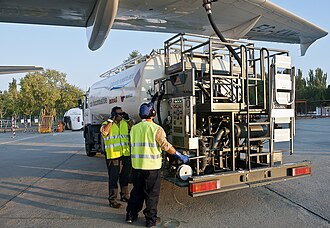 Refueling an A320 with biofuel Refuel EC-KNM Iberia (6218464950).jpg