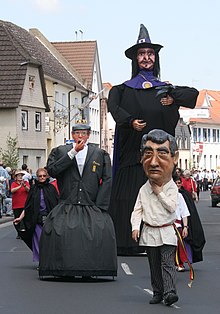 Die Riesen Jacqueline, Puuptje und Crabbe bei einem Festumzug in der Partnerstadt Rodgau