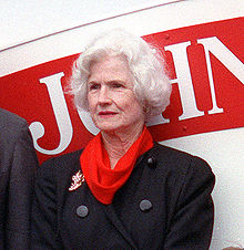 Roberta McCain ved lanceringen af ​​USS John S. McCain i 1992 (DDG-56) .jpg