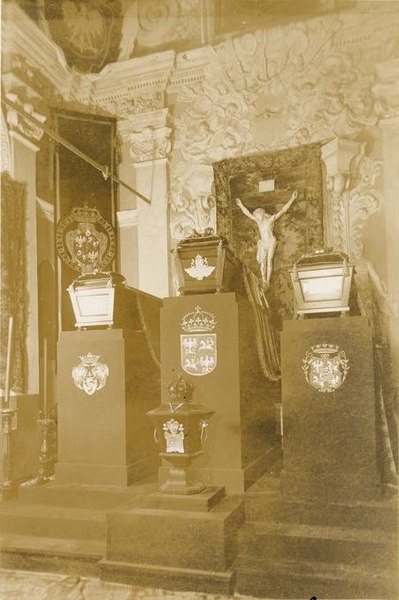 Elizabeth's sarcophagus (on the right) on display in Vilnius Cathedral in 1930s