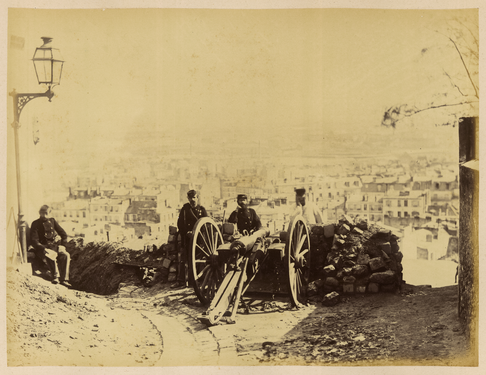 Barricade défendue par un canon en 1871, à l'angle de l'ancienne rue des Rosiers (aujourd'hui rue du Chevalier-de-la-Barre) et de la rue de la Bonne[13].