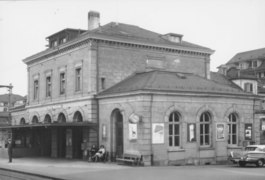 Bahnhofs­gebäude, Gleis­seite (1963)