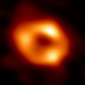 Изображение тени черной дыры Стрелец A* полученное в радиодиапазоне при помощи Телескопа горизонта событий.