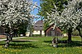 Herrenhaus am Saganger zwischen Obstbäumen