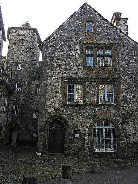 File:Salers-Maison des templiers.jpg