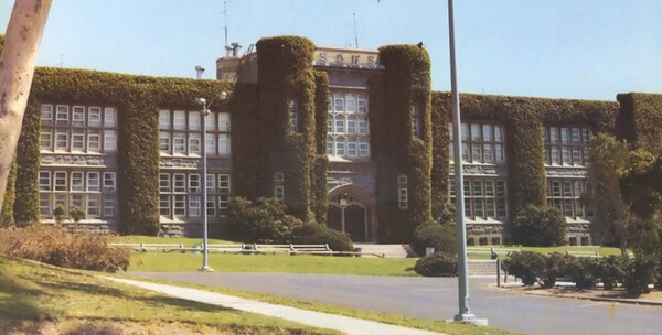 The Grey Castle with its mossy appearance, as it appeared before its demolition in 1975.