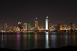 Nattlig vy över San Diego