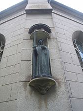 Sankta Elin vid Sankta Helena kyrka i Skövde, 1950, brons.