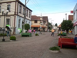 De straat Rua Visc. de Taunay in het centrum van São Bento do Sul