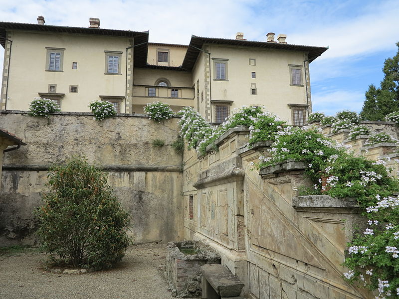 File:Scalinata della villa medicea di poggio a caiano,11.JPG