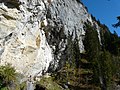 Il sito d'arrampicata nei pressi della cascata: il 9a+ Open Air sale lungo lo strapiombo in ombra al centro della foto
