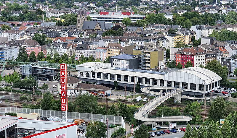 File:Schwebebahn-Endstation Wuppertal-Oberbarmen mit Wagenhalle.jpg