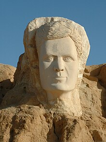 Escultura do busto de um homem.