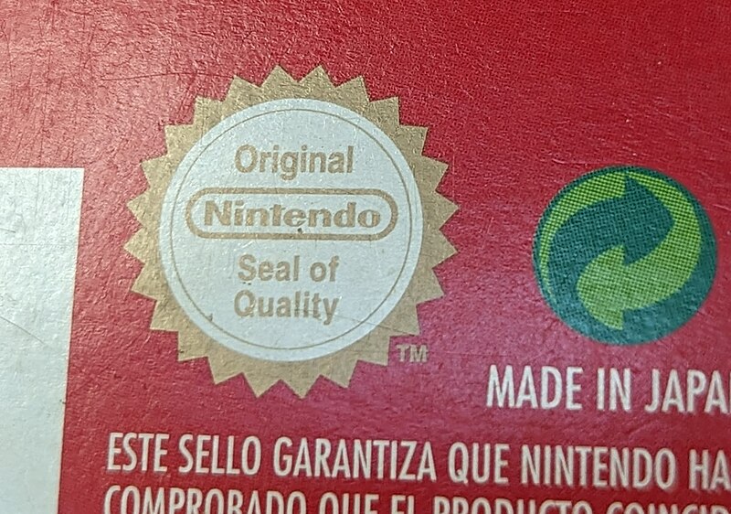 File:Sello de calidad Nintendo en la caja incidiendo luz.jpg