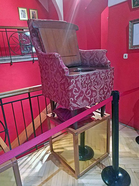 File:Sex Machines Museum Prague - Coprophagy Chair.jpg