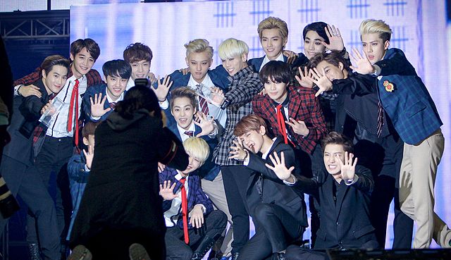 File:Shinee and EXO at the 2013 Melon Music Awards 02.jpg - Wikipedia