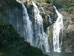 À Shivanasamudram, le fleuve descend violemment du Deccan en divers chutes d'eau impressionnantes et reprend son caractère torrentueux.