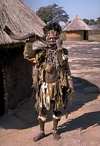 Guérisseur traditionnel du peuple Shona près du Grand Zimbabwe. (définition réelle 1 642 × 2 400)