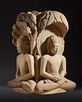 ジャイナ教祭壇、開祖のマハーヴィーラほかティールタンカラ3人の像あり。6世紀