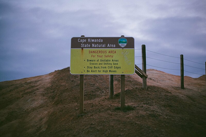 File:Sign at Cape Kiwanda in Oregon.jpg