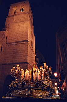 Nuestra Señora de los Dolores en su Soledad a los pies de la torre de la iglesia de Santiago