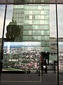 Spiegelung des höheren Bahnhofsturms im Fenster der Freiburger Volksbankzentrale an der Bismarckallee