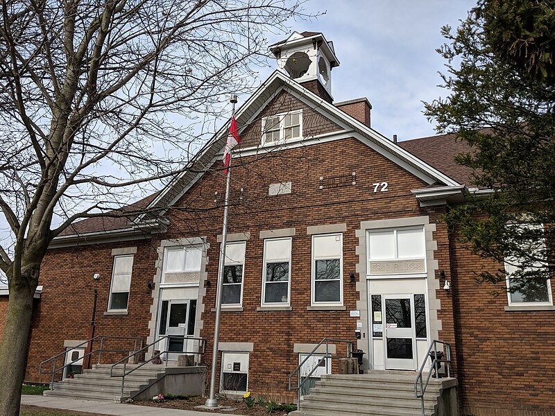 File:St. Jacobs Public School (42183104302).jpg