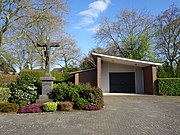 Friedhofskapelle mit Hochkreuz