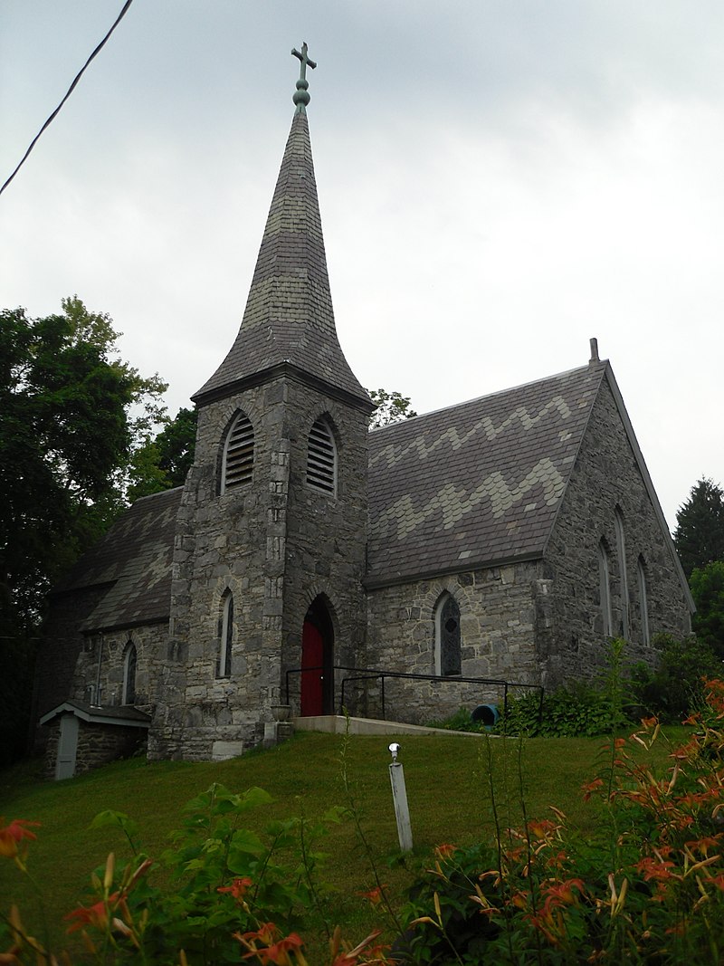 File:St Stephen's Presbyterian Church steeple and Araucaria cunninghamii  from Limestone St Ipswich P1060262.jpg - Wikimedia Commons